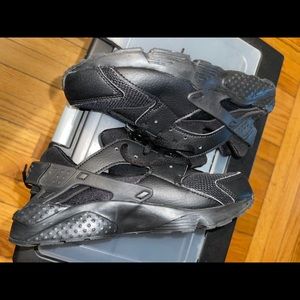 Kids Nike Huarache size 3y